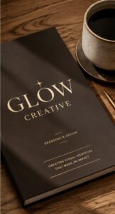 Glow Creative branding és design feliratos barna notesz egy csésze feketekávé mellett