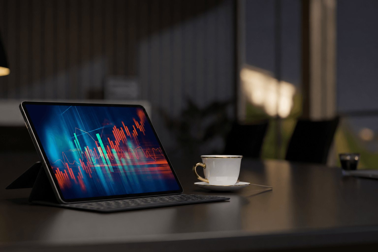 Letisztult prémium munkaasztal MacBook Air laptop mellett, a Google keresőoptimalizálás és SEO stratégia tervezését jelképezve.